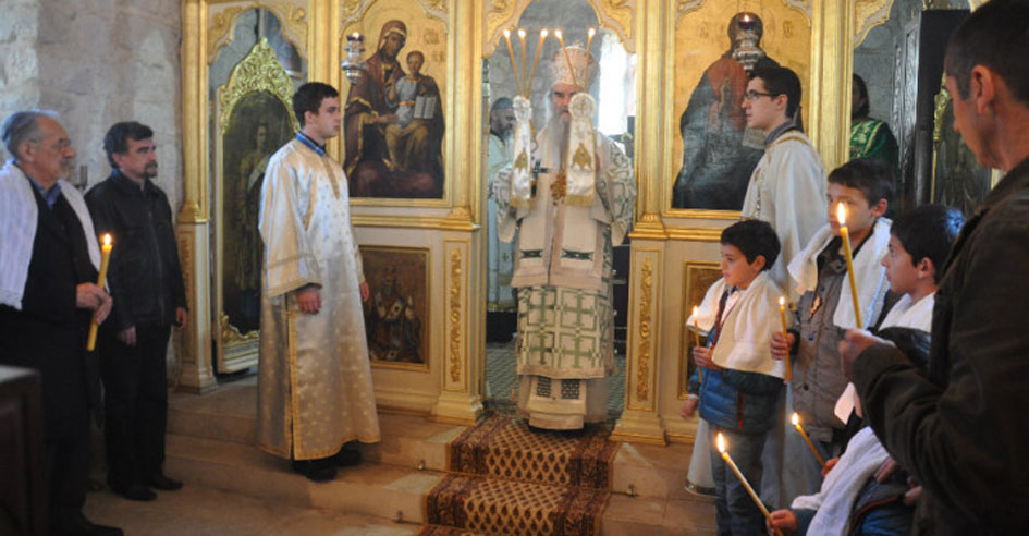 07.Mahmut Bussatlija (levo sa svechom ruci) prilikom krsstenja