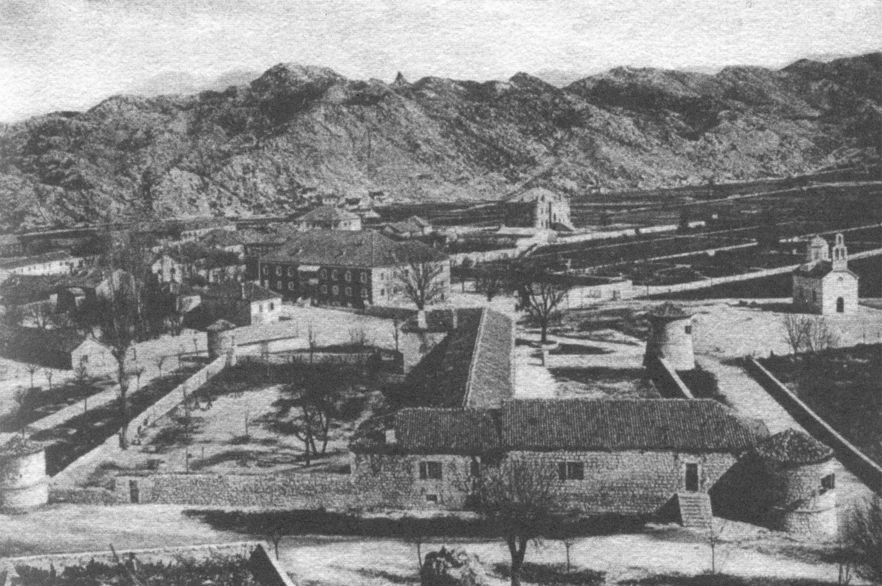 14. Cetinje, druga polovina 19, vijeka, kad je podignuta crkva na Chipuru (sasvim desno)