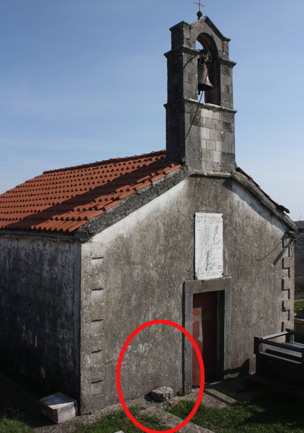 28.Crkva u Krusima - pored vrata je kamen na kojem je po predawu posle boja odmarao Sveti Petar