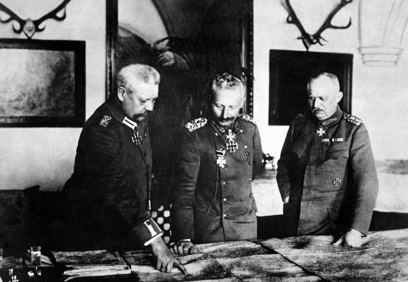 German General Headquarters, General von Hindenburg, Kaiser Wilhelm, General Ludendorff, January 1917. German Official. (War Dept.) Exact Date Shot Unknown NARA FILE #: 165-GB-1000 WAR & CONFLICT BOOK #: 491