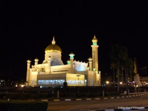 Night fell on Bandar Seri Begawan ( capital of Brunei) and left me homeless on the street. So i camped. / Noc padla na hlavne mesto Bruneja a nechala ma na ulici bezdomovcom. Tak som spal v stane.