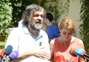 Beograd, 5. jula 2016 - Reditelj Emir Kusturica, selektor takmicarskog programa festivala Dejan Sparavalo i direktorka Funkcije za odnose sa javnoscu i komunikacije kompanije NIS Sanja Lubardic na predstavljanju ovogodisnjeg programa festivala Boljsoj na Mecavniku. FOTO TANJUG / DRAGAN KUJUNDZIC / bb